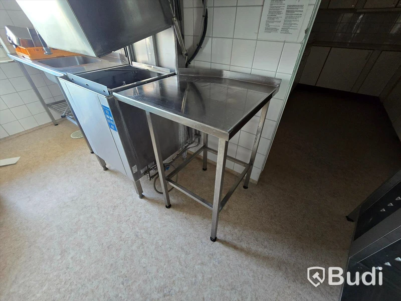 Rostfria bänkar.