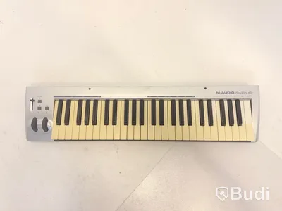 Midikeyboard och stativ