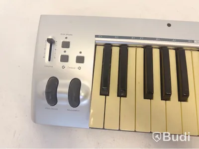 Midikeyboard och stativ