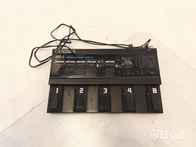 Gitarrpedal Boss Me-5 och diverse telekablar