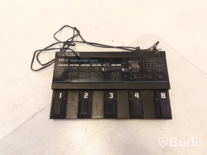 Gitarrpedal Boss Me-5 och diverse telekablar