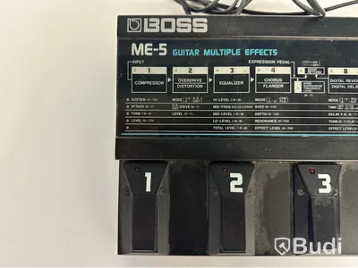 Gitarrpedal Boss Me-5 och diverse telekablar