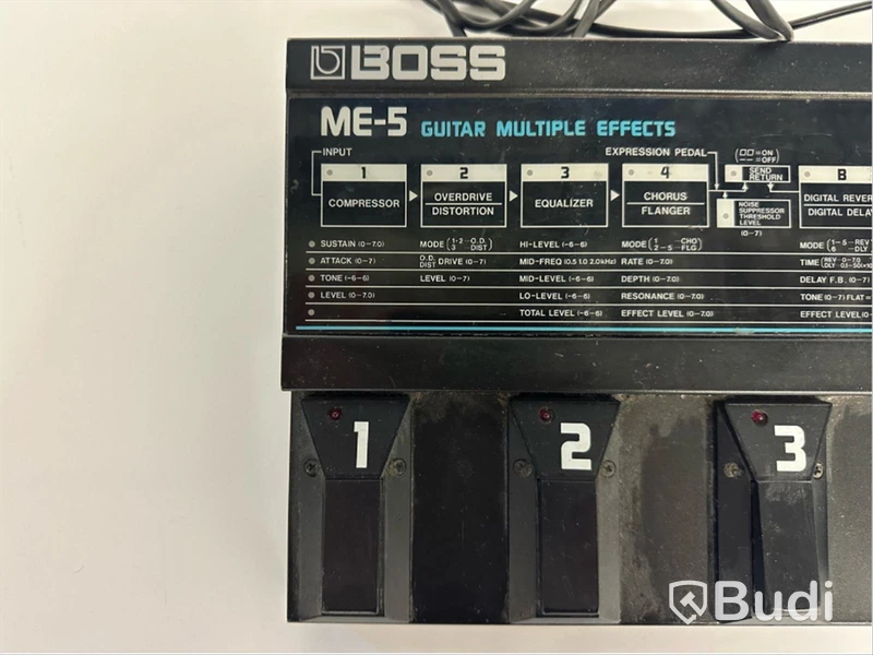 Gitarrpedal Boss Me-5 och diverse telekablar