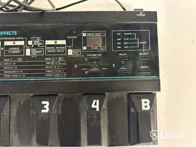 Gitarrpedal Boss Me-5 och diverse telekablar
