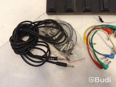 Gitarrpedal Boss Me-5 och diverse telekablar