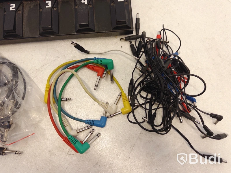 Gitarrpedal Boss Me-5 och diverse telekablar