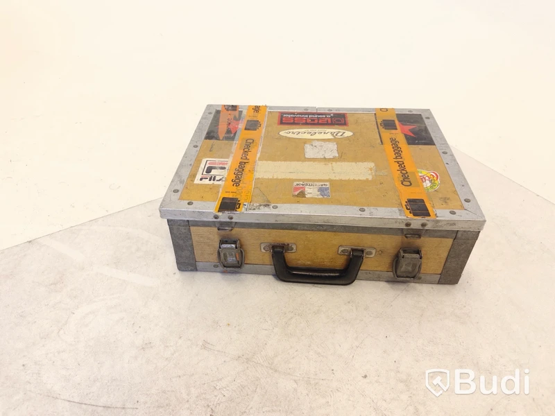 Gitarrpedal Boss Me-5 och diverse telekablar