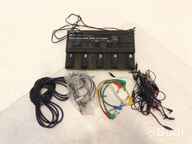 Gitarrpedal Boss Me-5 och diverse telekablar