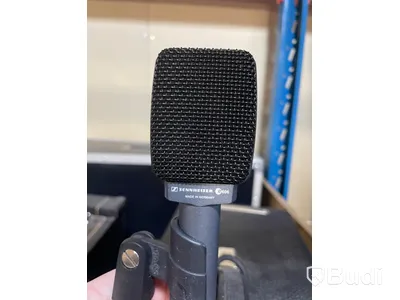 Gitarrförstärkare Fender och mikrofon Senheiser e606
