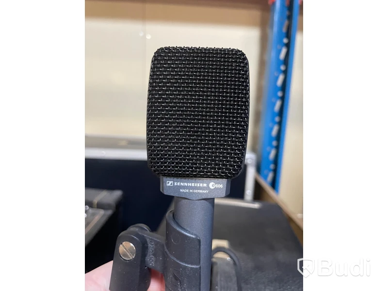 Gitarrförstärkare Fender och mikrofon Senheiser e606