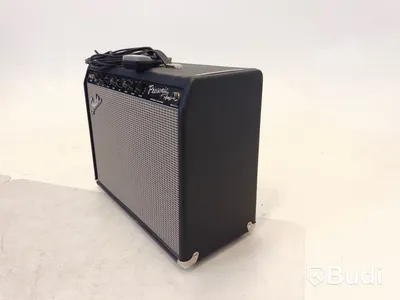 Gitarrförstärkare Fender och mikrofon Senheiser e606