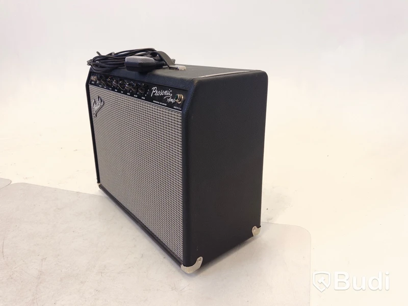 Gitarrförstärkare Fender och mikrofon Senheiser e606
