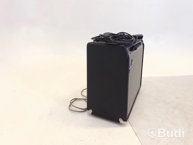 Gitarrförstärkare Fender och mikrofon Senheiser e606