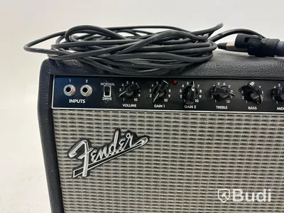 Gitarrförstärkare Fender och mikrofon Senheiser e606