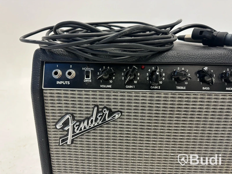 Gitarrförstärkare Fender och mikrofon Senheiser e606