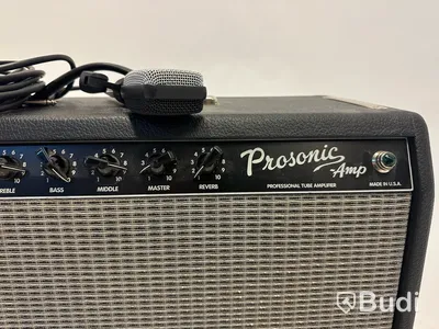 Gitarrförstärkare Fender och mikrofon Senheiser e606