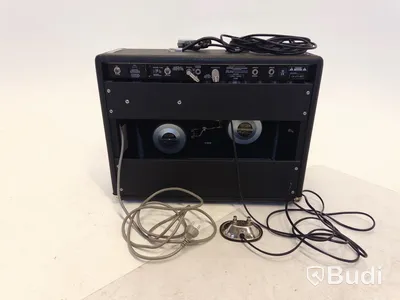 Gitarrförstärkare Fender och mikrofon Senheiser e606