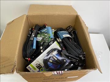 Låda med musiktillbehör - mycket kabel