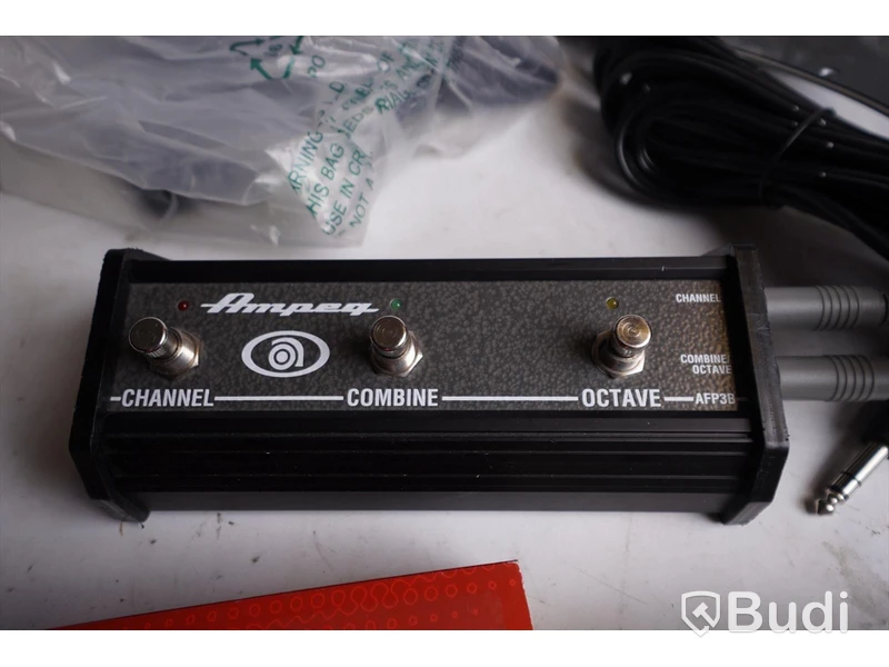 Gitarrtillbehör switch pedaler, plektrumskydd m.m
