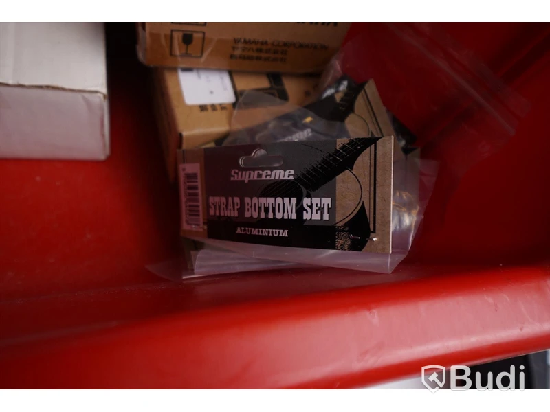 Gitarrtillbehör switchpedaler, strap kit mm.