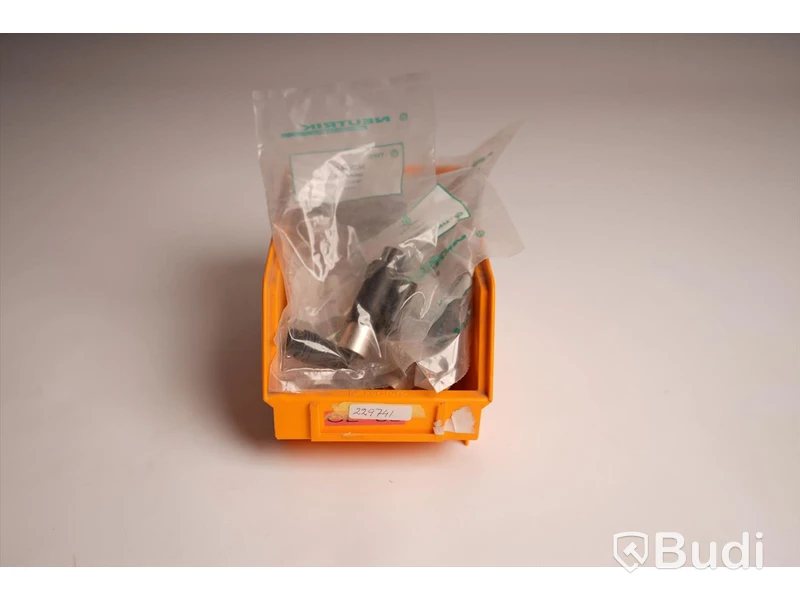 1 låda med 14st Neutrik NC3FM-C, XLR adapter