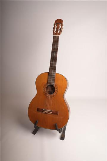 Aria AC-8 Concert Guitar, nylongitarr inkl. gitarrställ
