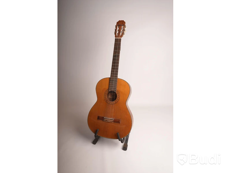 Aria AC-8 Concert Guitar, nylongitarr inkl. gitarrställ