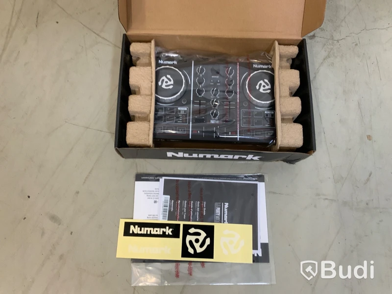 Numark Partymix DJ-controller with built in Light Show