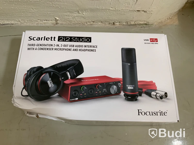 Focusrite Scarlett 2i2 Studio med hörlurar och mikrofon. Skadad kartong