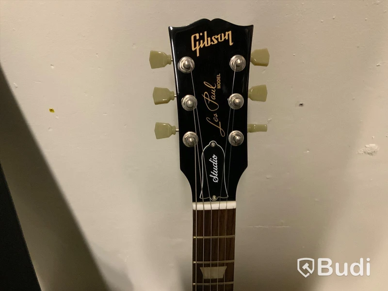 Elgitarr Gibson Les Paul Studio i case. Signerad av flera band under Sweden Rock. Går ej att urskilja