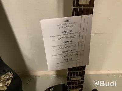 Elgitarr Gibson Les Paul Studio i case. Signerad av flera band under Sweden Rock. Går ej att urskilja