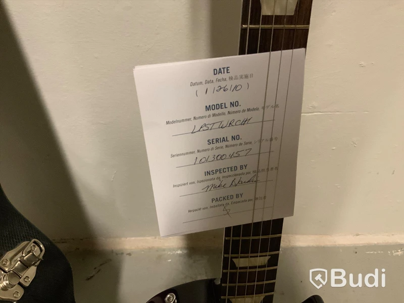 Elgitarr Gibson Les Paul Studio i case. Signerad av flera band under Sweden Rock. Går ej att urskilja