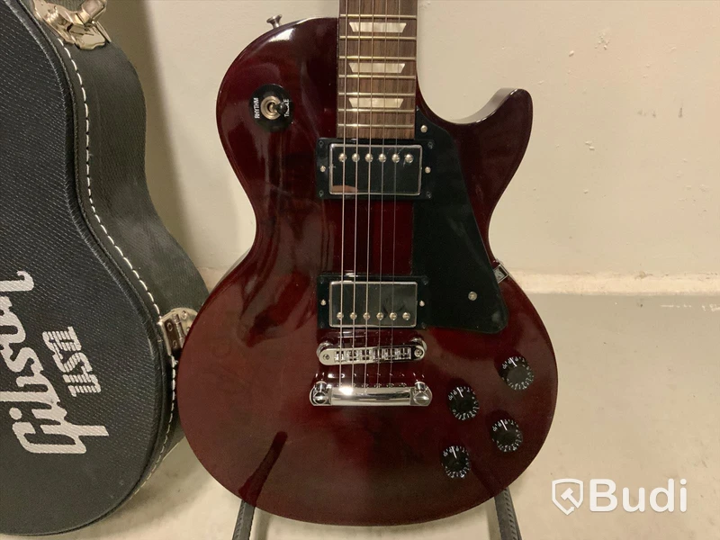 Elgitarr Gibson Les Paul Studio i case. Signerad av flera band under Sweden Rock. Går ej att urskilja