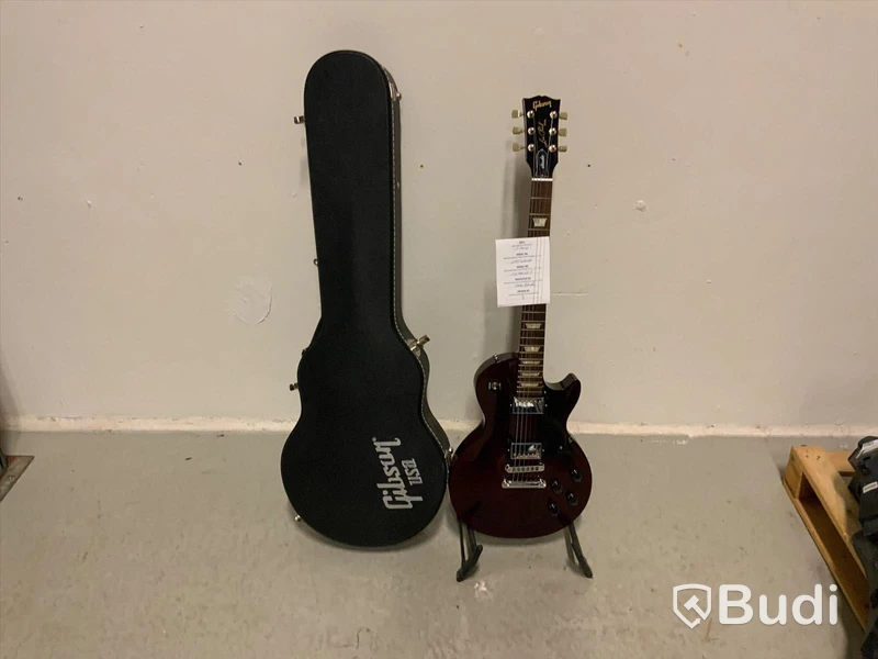 Elgitarr Gibson Les Paul Studio i case. Signerad av flera band under Sweden Rock. Går ej att urskilja