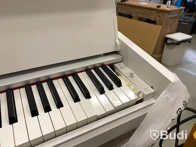 Yamaha Arius YDP-S52 WH elpiano. Obs defekt. Se bild.