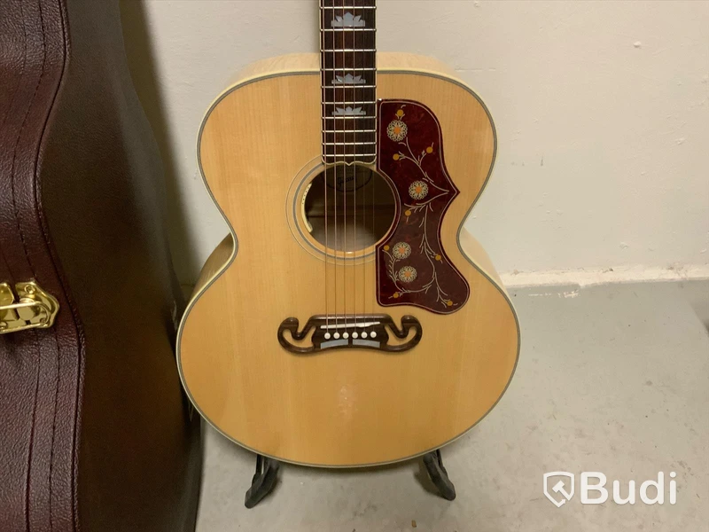 Gibson Montana J-200 Standard AN i case med kartong