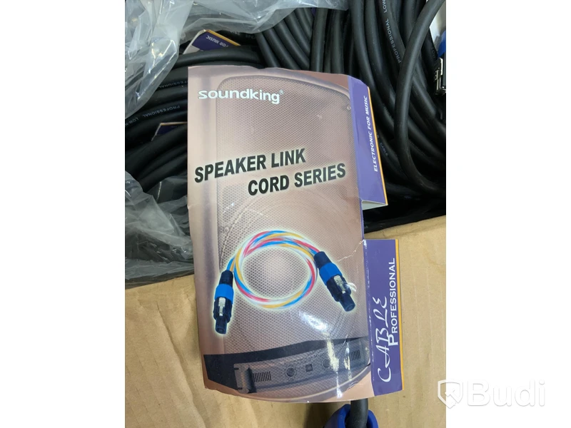Låda med Soundking högtalarkabel samt 1 USB portable charger 6000mAh