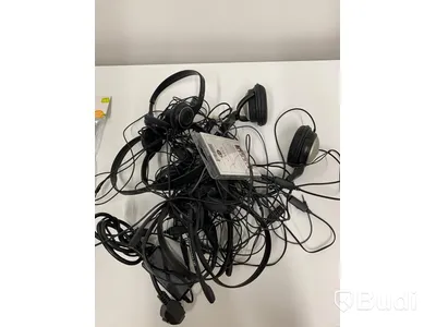 Låda med Sennheiser headsets mm