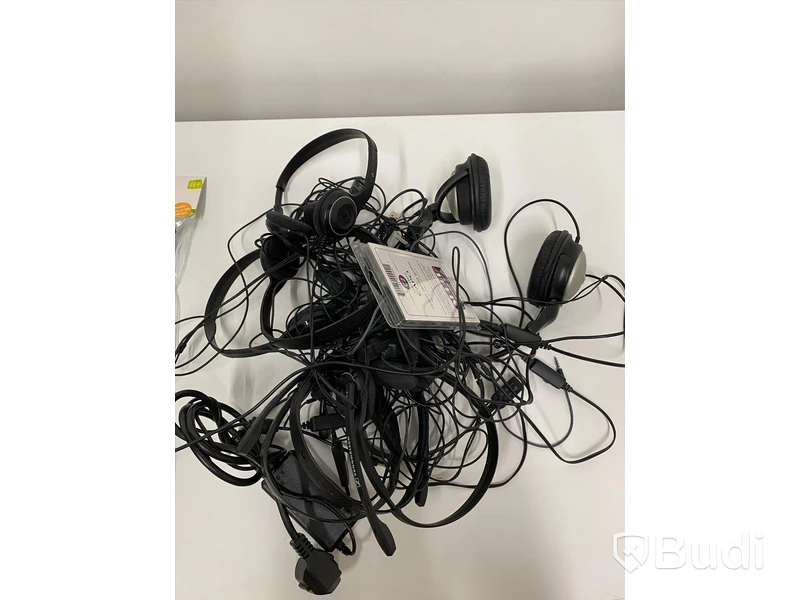 Låda med Sennheiser headsets mm