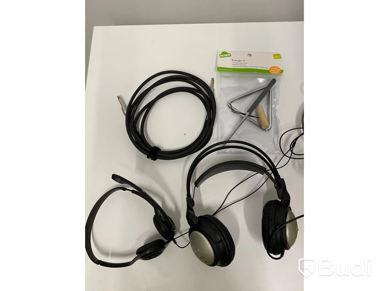 Låda med Sennheiser headsets mm