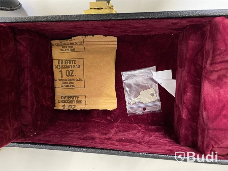 Gibson custom case signerat Mike Bloomfield med diverse defekter