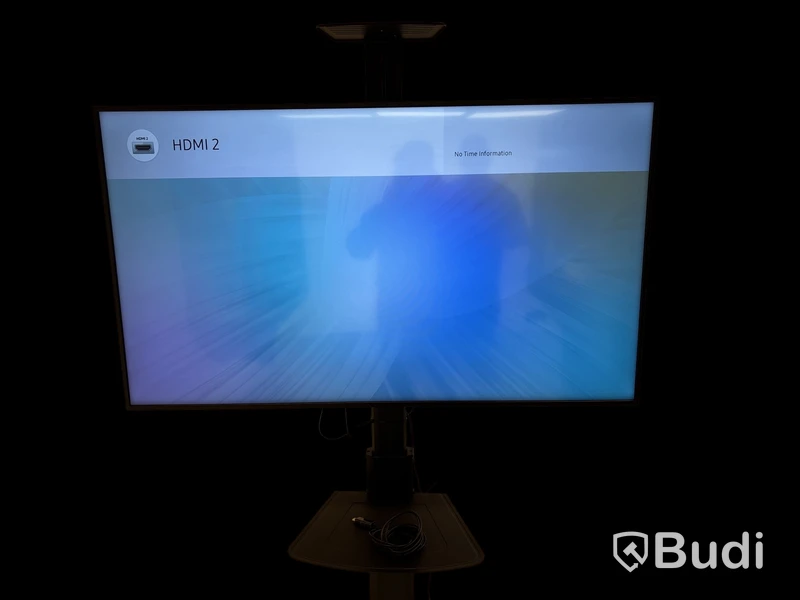 TV-skärm Samsung, QB55R, 55 tum 4K inkl. TV-ställ på hjul och konferenskamera