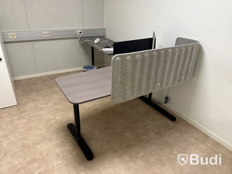 2 st. Skrivbord, skåp, bord och stol