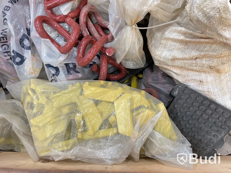 Parti med diverse e-clips, pad och insulator