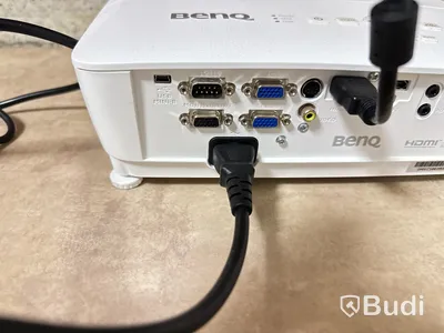 Projektor Benq och högtalare jabra