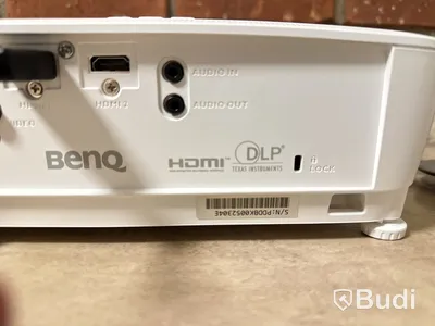 Projektor Benq och högtalare jabra