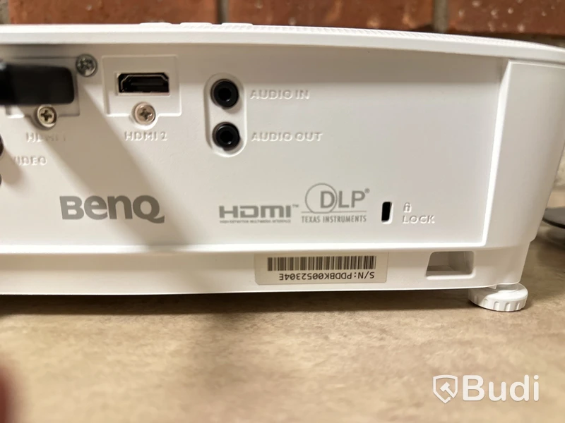 Projektor Benq och högtalare jabra