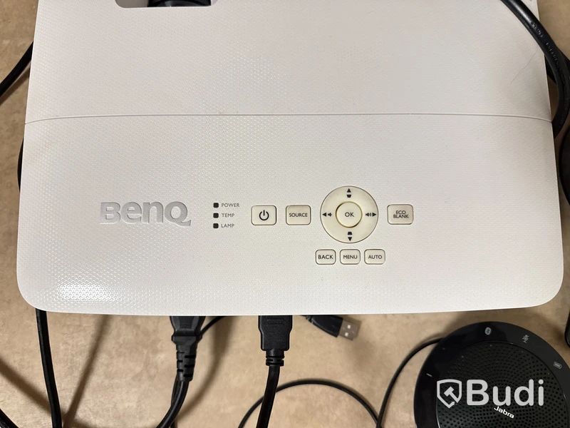 Projektor Benq och högtalare jabra