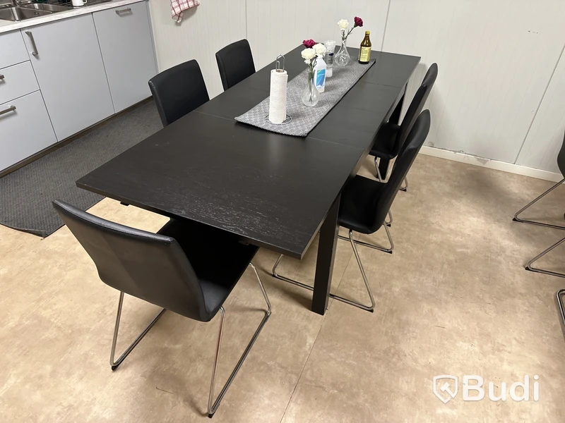 2 st. Matbord och 9 st. Stolar i olika modeller