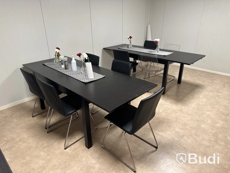 2 st. Matbord och 9 st. Stolar i olika modeller